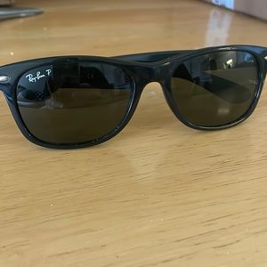 Black polarized Ray-Bans